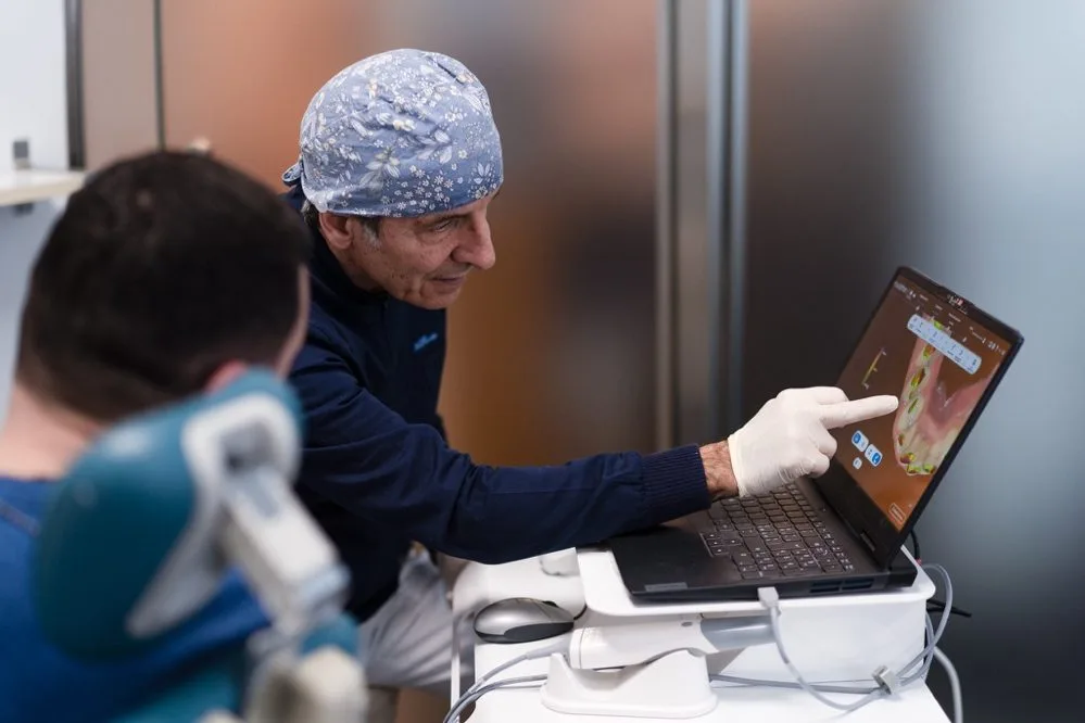 Il dottor Sodani mostra al paziente la scansione 3D del proprio sorriso su schermo