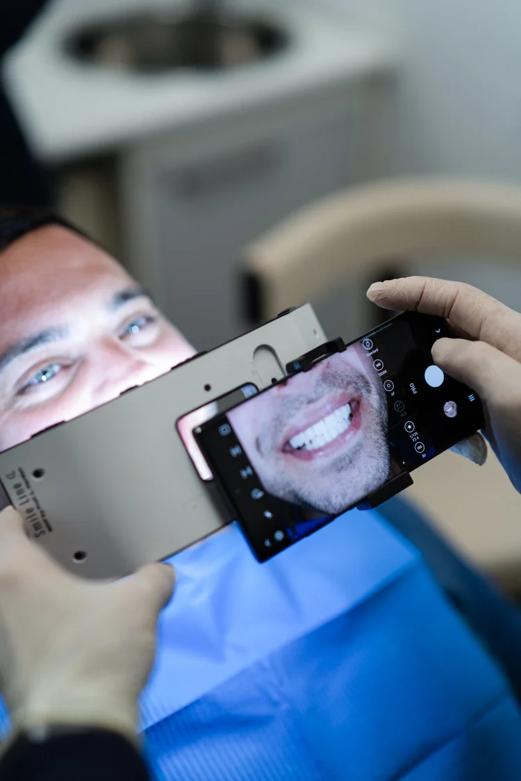 Dr. Alberto Sodani con paziente — Studio Odontoiatrico Roma Prati